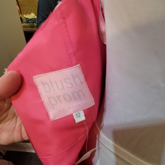 Prom special occasion gown - Picture 4 of 9